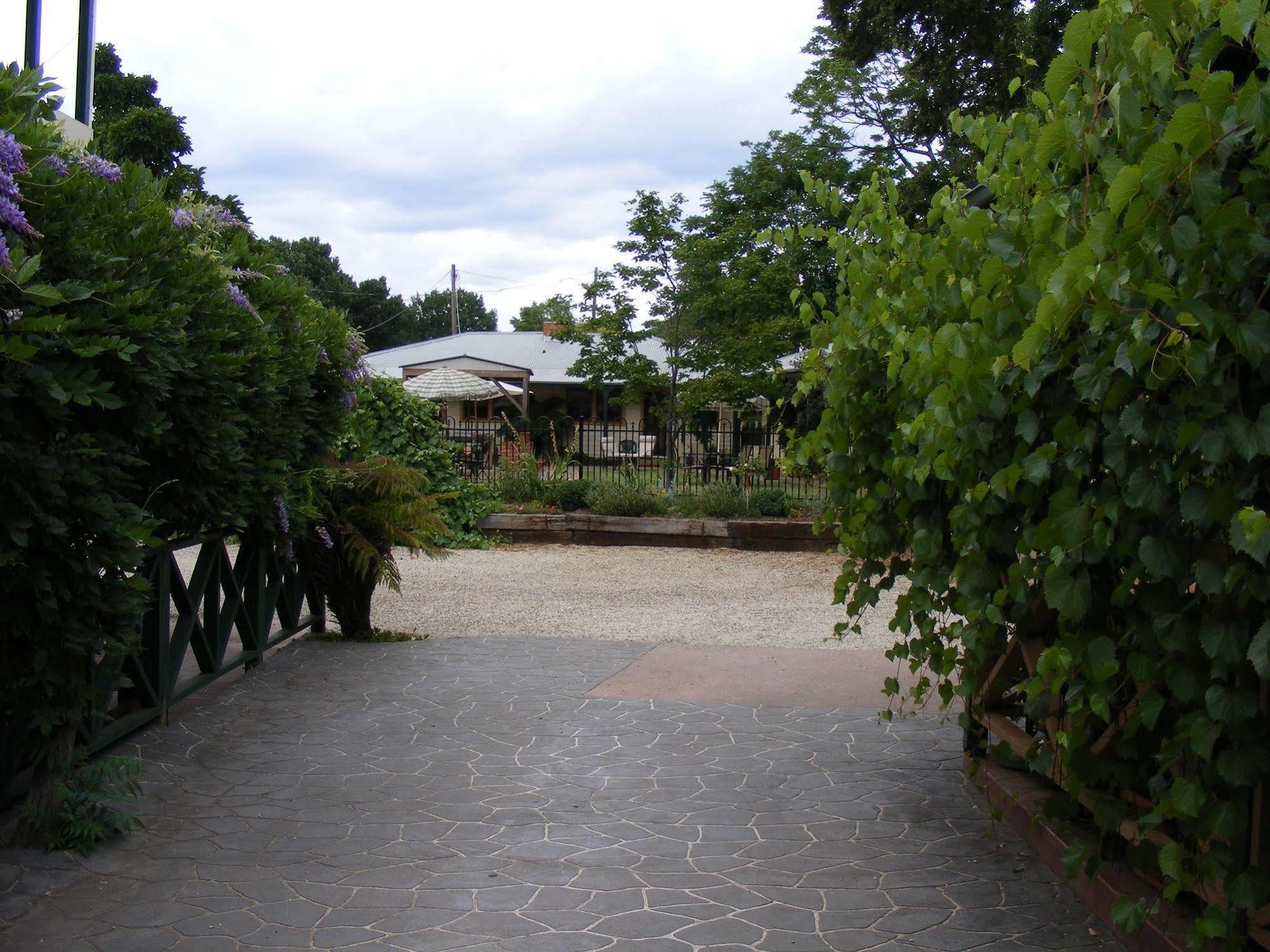 Coach House Inn Bright Exterior foto